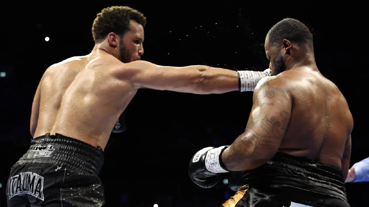 Moses Itauma (kiri) menilai pengalaman bertarung hingga lima ronde melawan Franklin memberikan pelajaran penting dalam perkembangan kariernya.. (Foto: Fight TV)