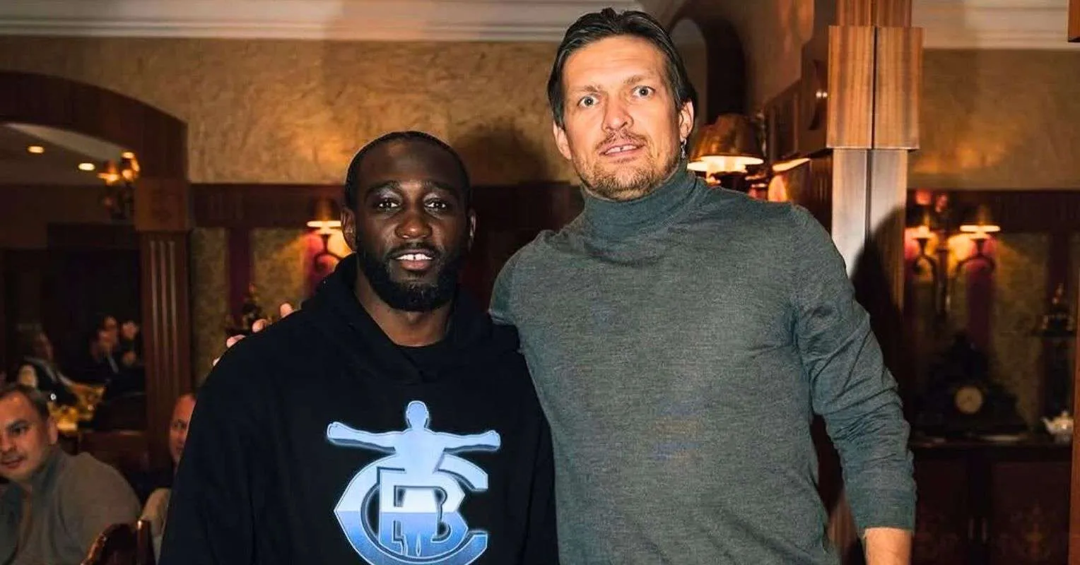 Terence Crawford Sebut Kelas Berat Terbaik Aktif Usai Usyk - sumber: (secondsout)