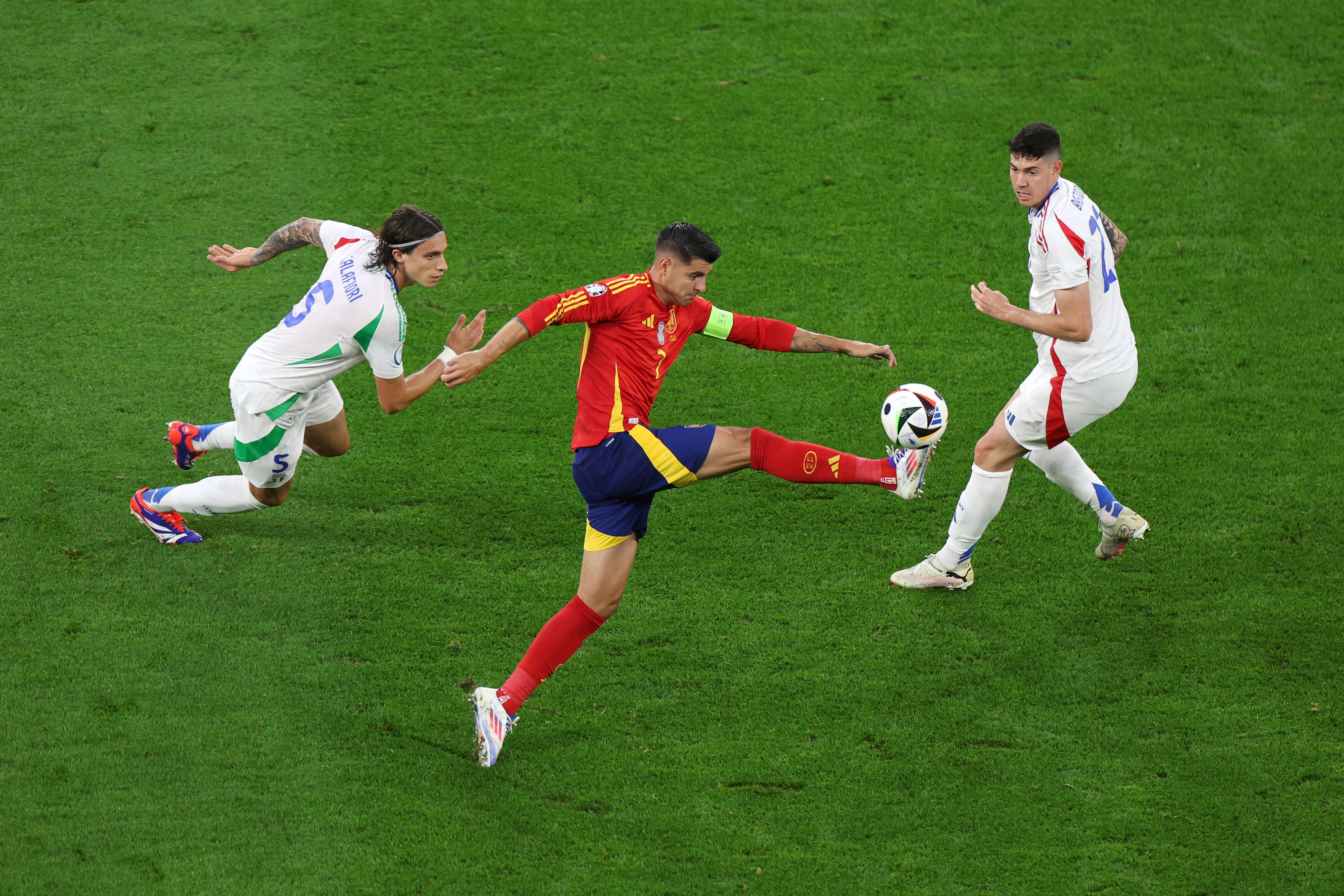 Barcelona Semakin Percaya Diri Gaet Bastoni dari Inter