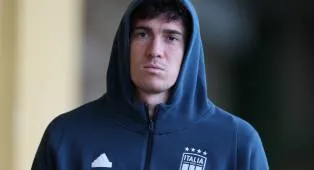 Derby Milan: Bastoni Jadi Sorotan Usai Italia Tersingkir Tragis