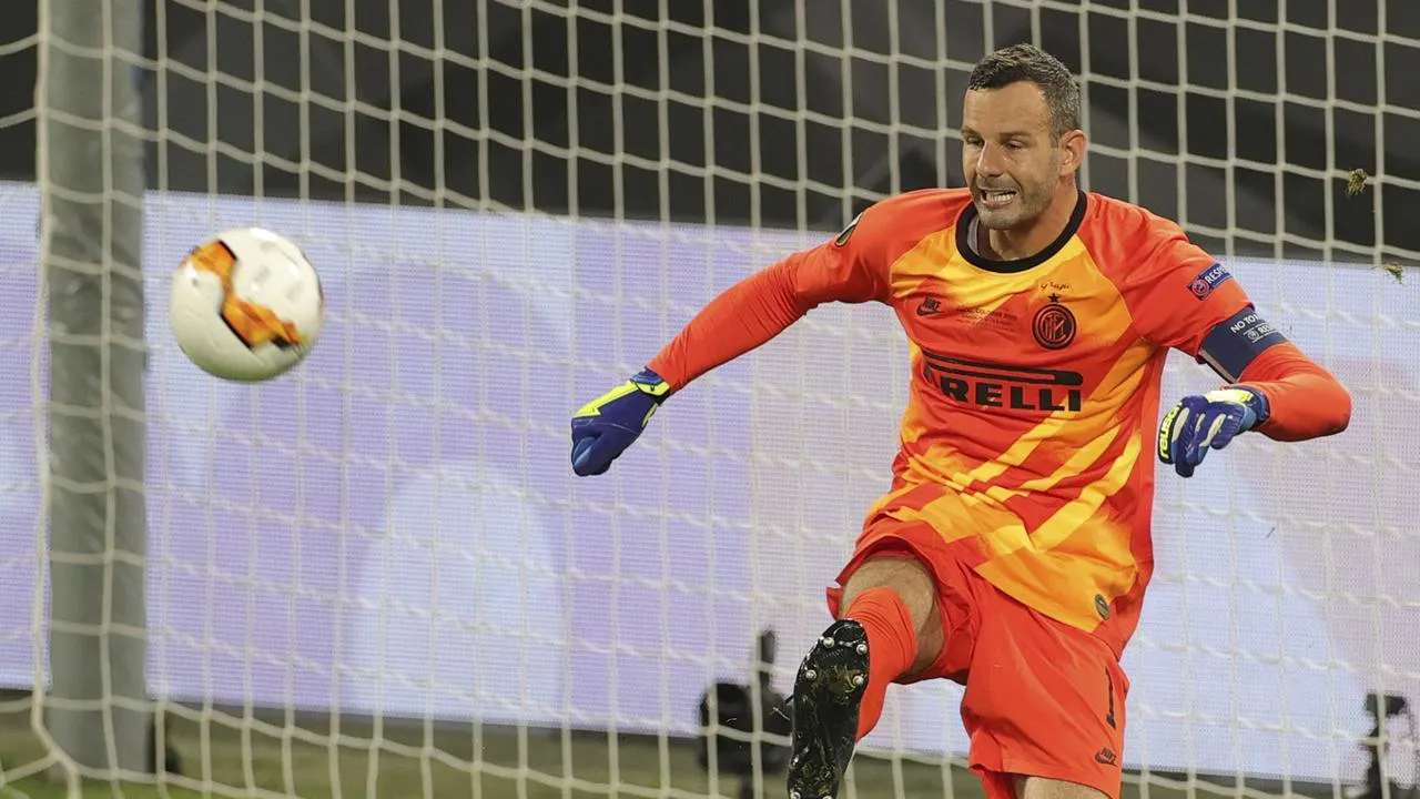 Inter Milan Pertimbangkan Kembali Merekrut Samir Handanovic