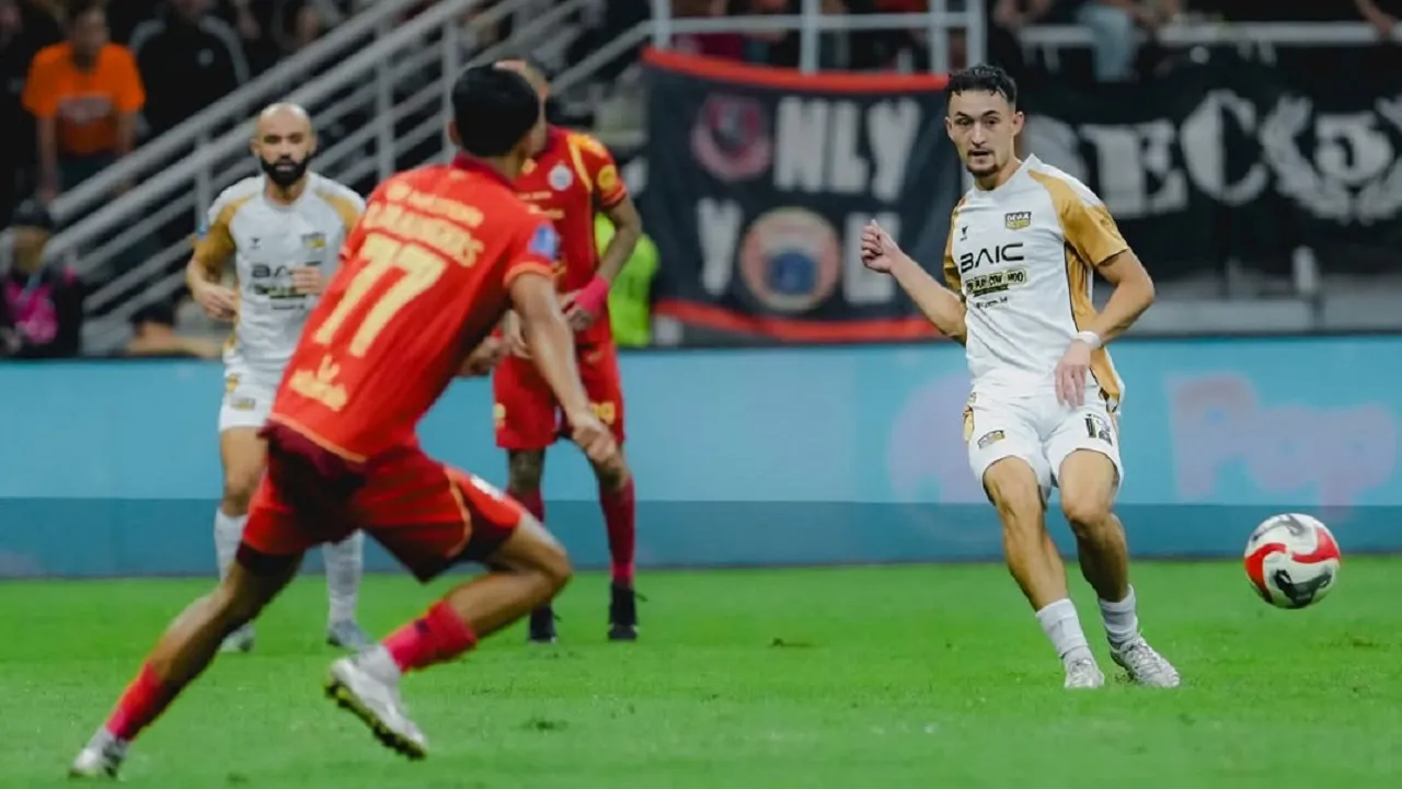 Gelandang Dewa United FC, Ivar Jenner