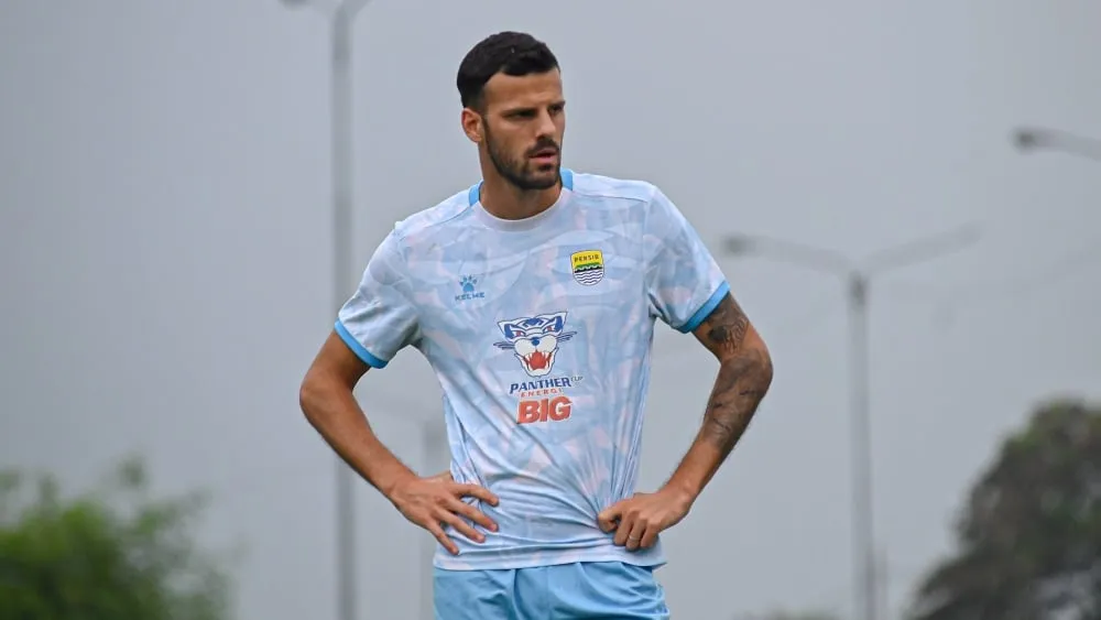 Krisis Pertahanan: Persib Kehilangan Dua Bek Lawan Semen Padang FC - sumber: (ileagueid)