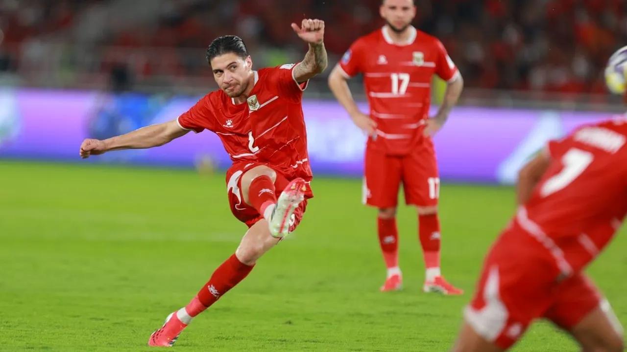 Kevin Diks mengambil tendangan bebas untuk Timnas Indonesia