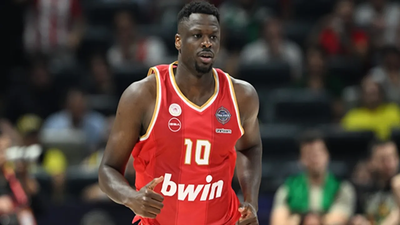 Olympiacos Kembali Diperkuat Center Veteran Moustapha Fall