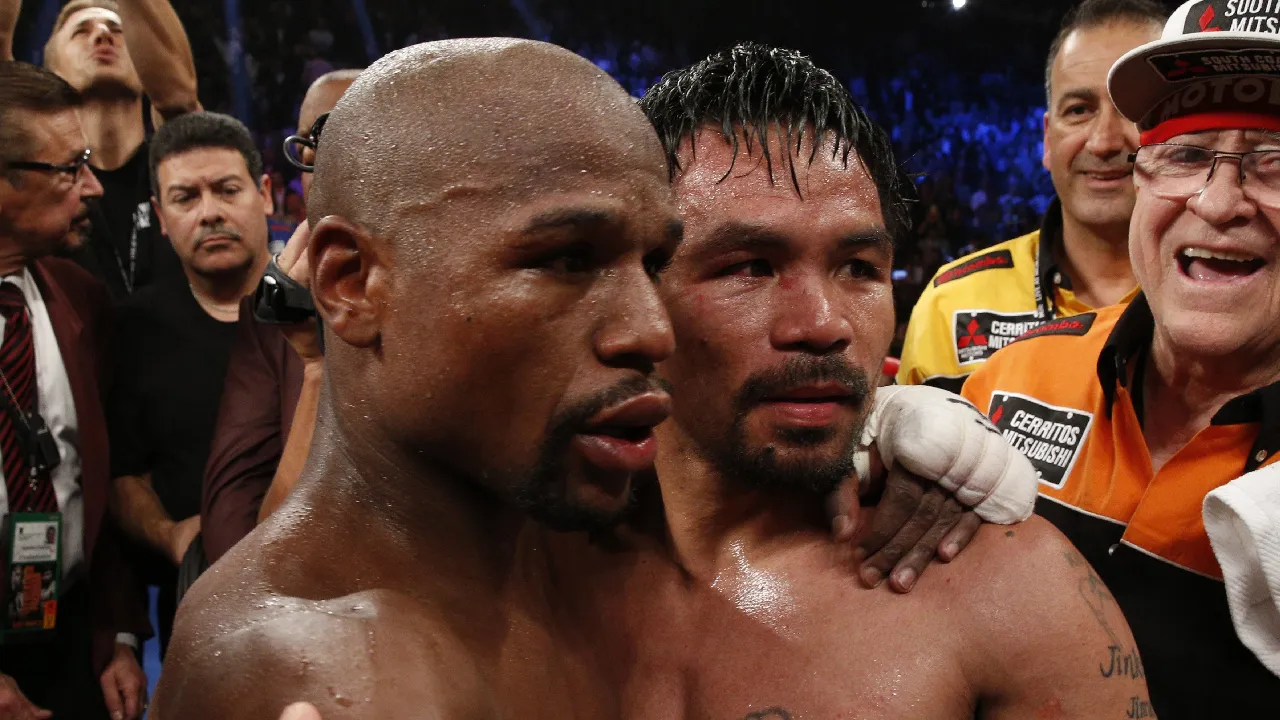 Manny Pacquiao (kanan) dan Floyd Mayweather berpelukan usai pertarungan mereka pada 2015. (Foto: Fight TV)
