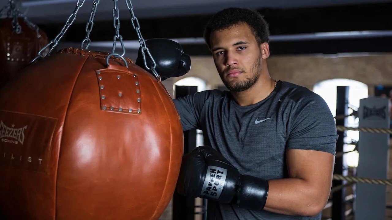 Tony Bellew Sarankan Moses Itauma Hadapi Ruiz Jr