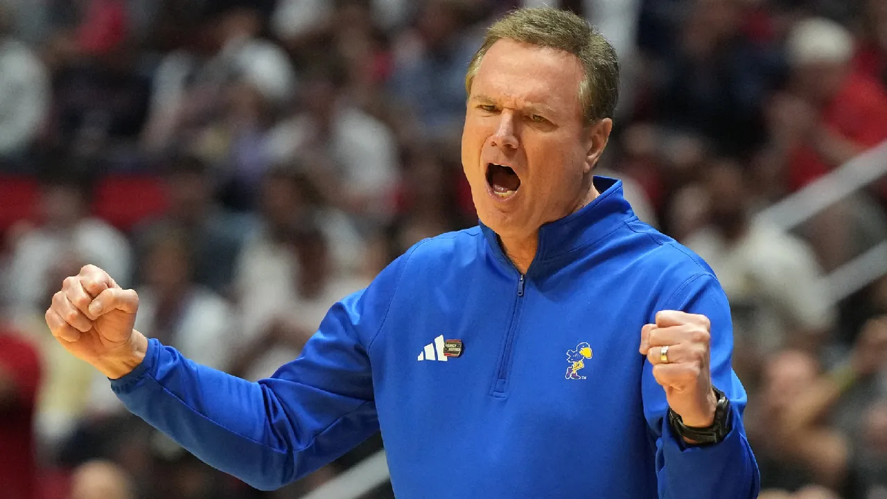 Bill Self menegaskan komitmennya untuk terus melatih Kansas dan bersaing meraih gelar juara nasional. (Foto: AP)