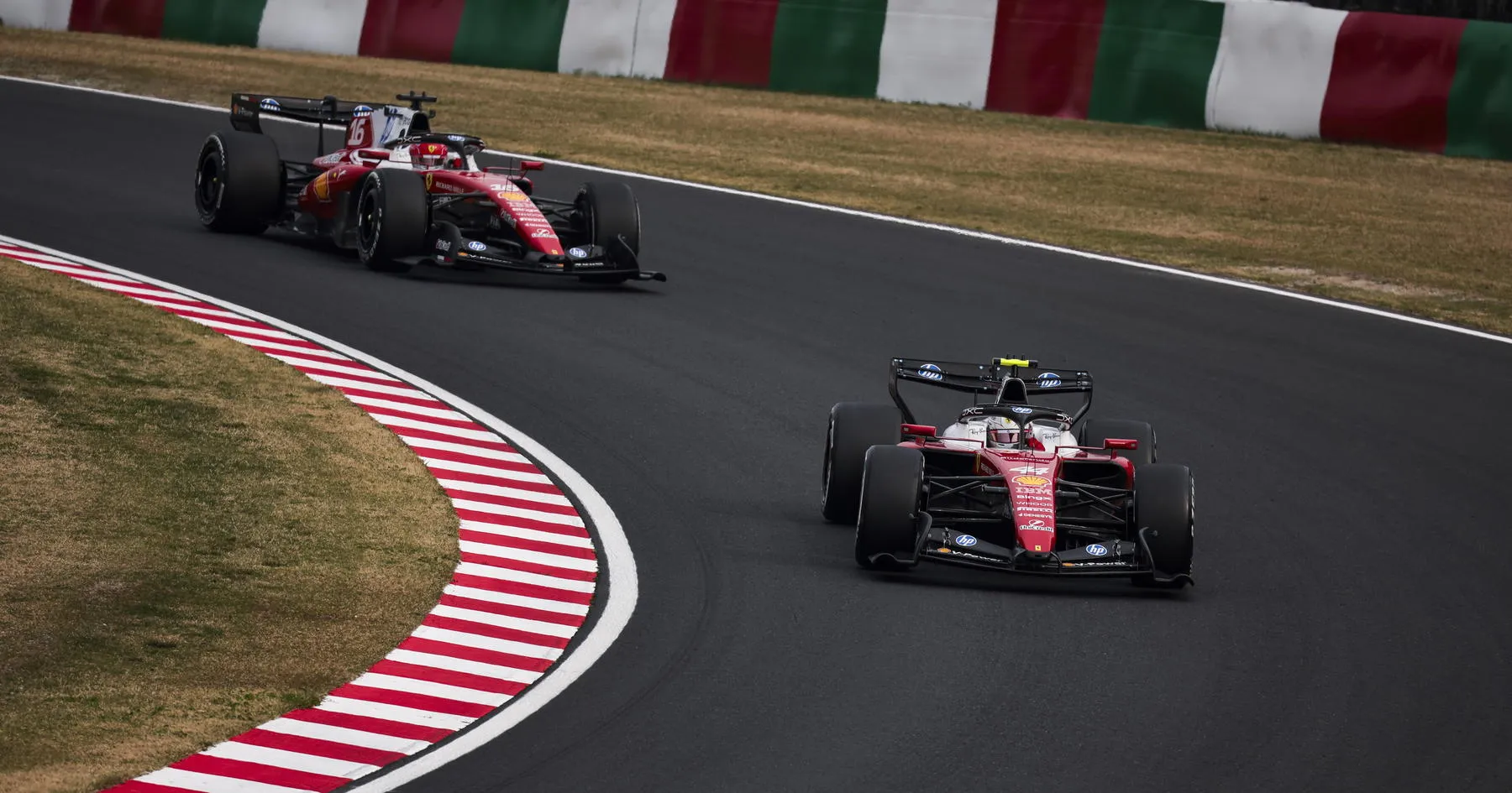 Ferrari Tenangkan Kekhawatiran Duel Hamilton-Leclerc - sumber: (racingnews365)