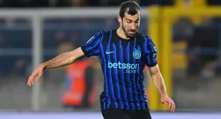 Henrikh Mkhitaryan Berpeluang Masuk Starting XI Melawan AS Roma