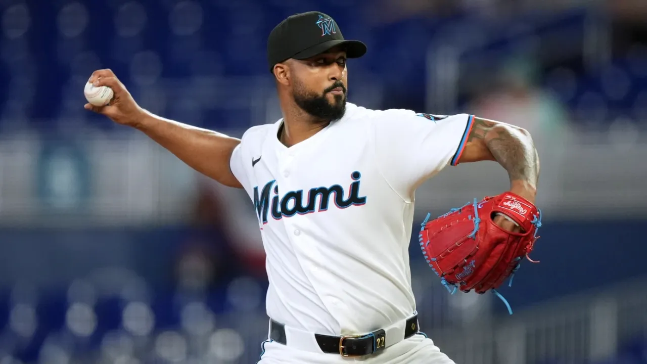Sandy Alcantara tampil dominan dengan hanya mengizinkan tiga pukulan, satu batter terkena lemparan, dan mencatat tujuh strikeout. (Foto: AP)