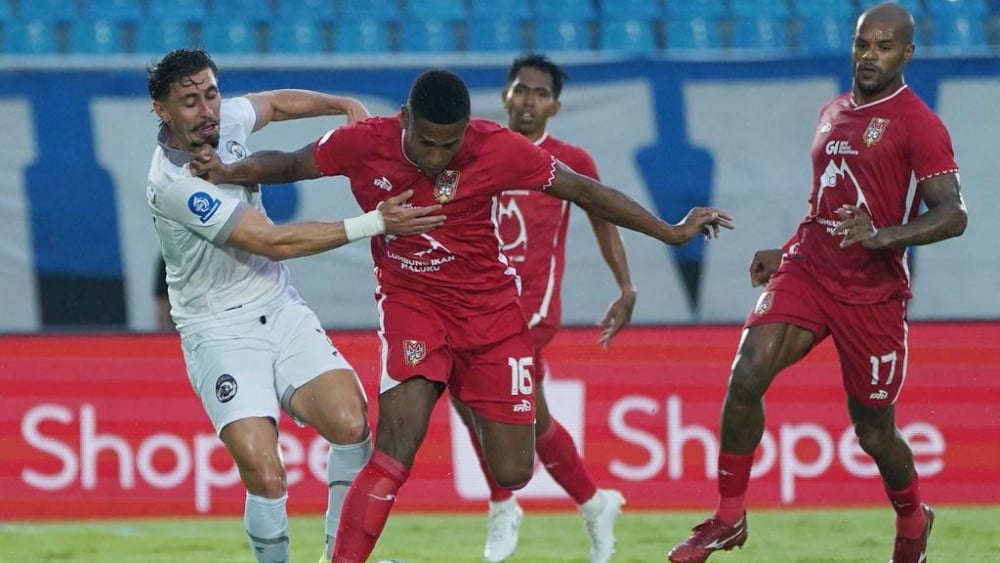 Arema FC Raih Poin Berharga, Marcos Santos Apresiasi Kerja Keras Tim di Tengah Kendala