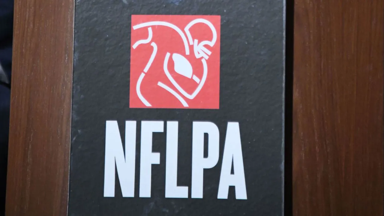 Direktur eksekutif NFLPA, JC Tretter, menegaskan bahwa keselamatan pemain sangat bergantung pada kehadiran wasit profesional yang berpengalaman di lapangan. (Foto: AP)