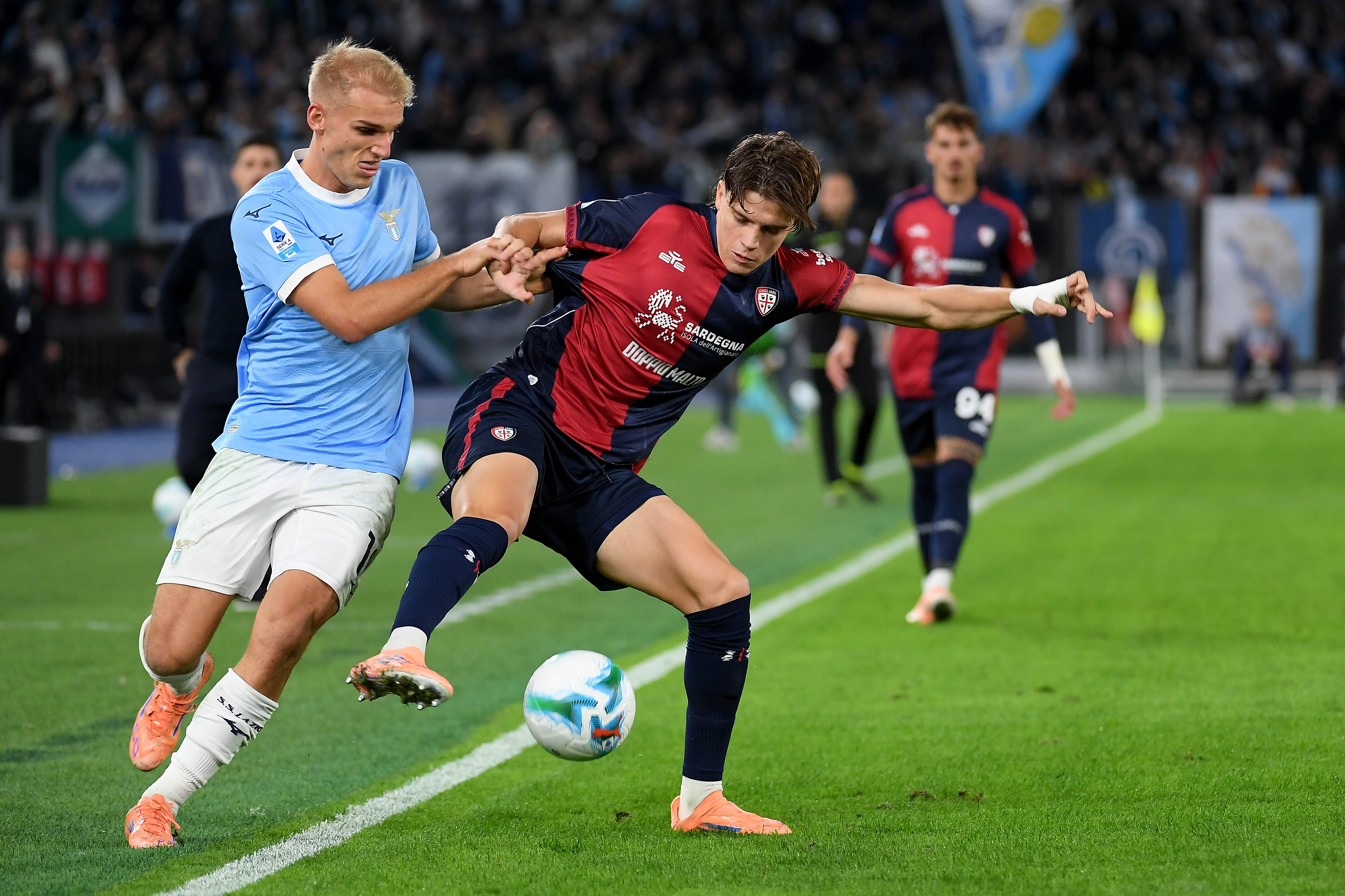 Barcelona Incar Bek Serie A Lain di Tengah Upaya Dapatkan Bastoni