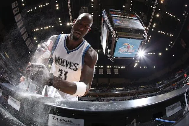 Kevin Garnett Sambangi Target Center Usai 8 Tahun Berlalu - sumber: (mainbasket)