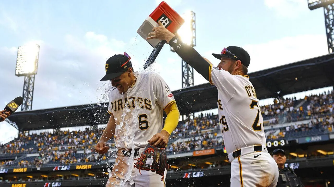 Konnor Griffin disiram rekan setimnya saat wawancara usai pertandingan versus Orioles. (Foto: AP)