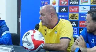 Pelatih Persib Prediksi Duel Berat di Kandang Semen Padang