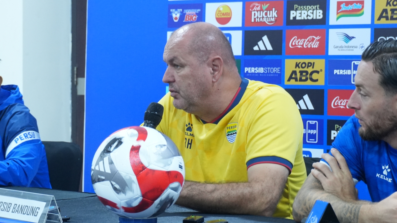 Pelatih Persib Prediksi Duel Berat di Kandang Semen Padang