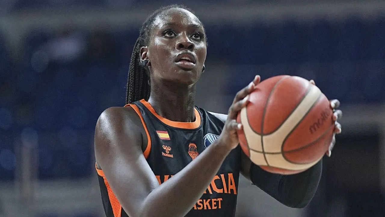 Dengan komitmen di liga Project B dan kemungkinan tampil di WNBA, Awa Fam dipastikan akan menjalani jadwal yang padat tanpa banyak waktu istirahat. (Foto: AP)