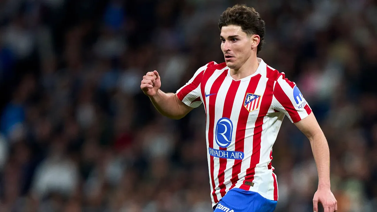 Atletico Enggan Lepas Julian Alvarez ke Barcelona Lewat Skema Tukar Pemain