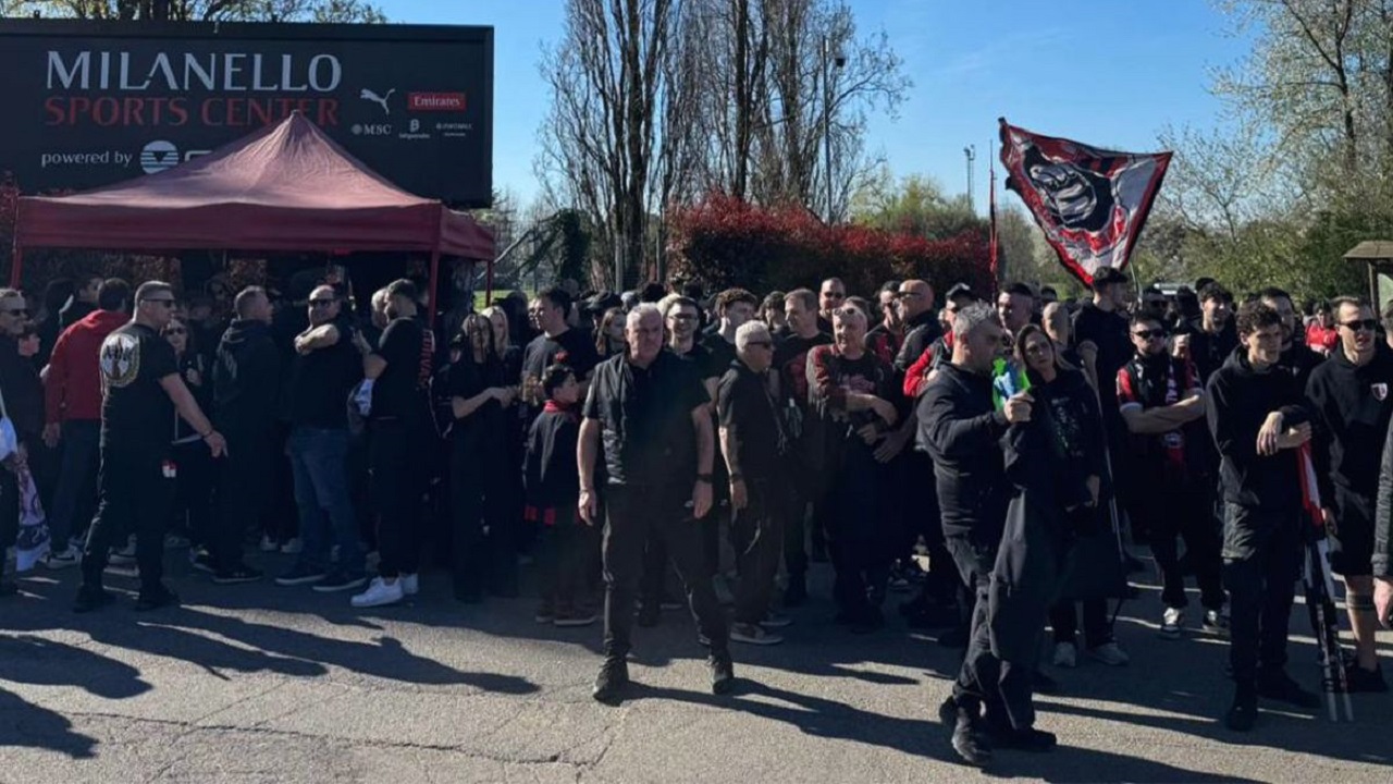 Beri Dukungan Skuad AC Milan, Ribuan Curva Sud Padati Milanello
