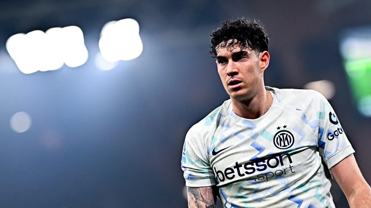 Curva Nord Pasang Spanduk Dukungan Untuk Alessandro Bastoni