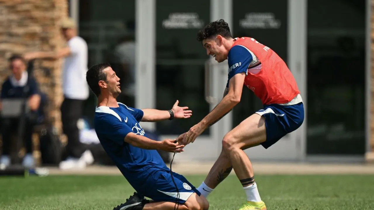 Cristian Chivu pasang badan bagi anak asuhnya di Inter Milan yakni Alessandro Bastoni, yang dihujat oleh suporter Timnas Italia menyusul kegagalan Gli Azzurri mentas di Piala Dunia 2026 / via Getty Images