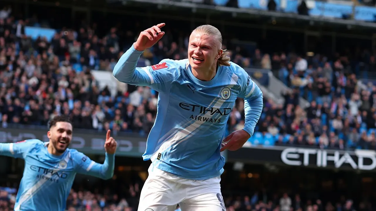 Erling Haaland Hepi Cetak Hattrick dan Bantu Man City Habisi Liverpool