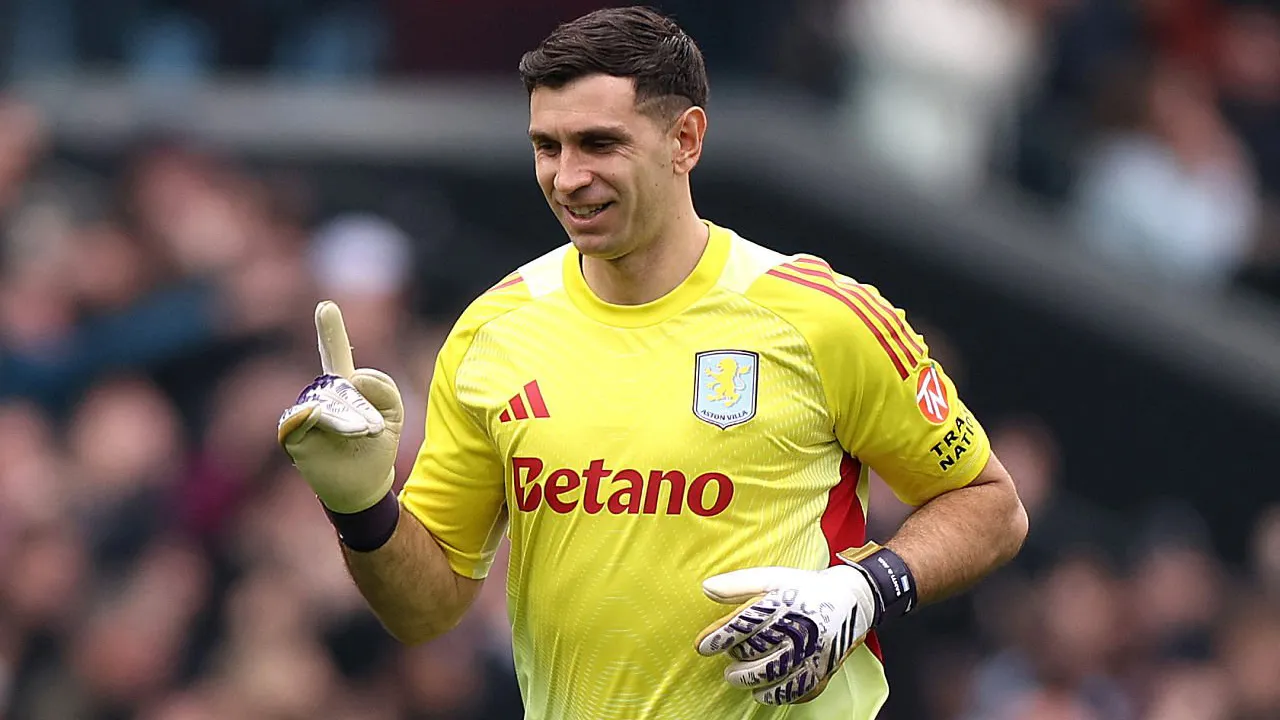 Gagal Gabung MU Tahun Lalu, Emiliano Martinez Dikabarkan Kecewa Berat