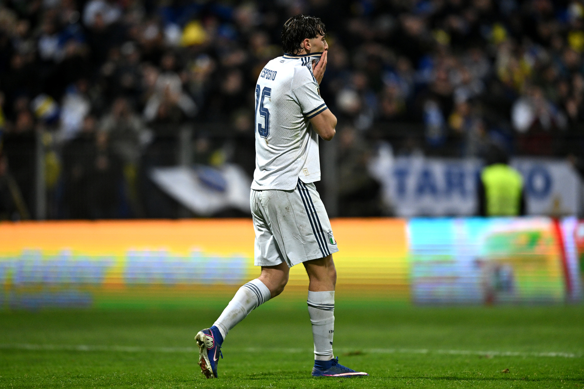 Keberanian Italia: Esposito 20 Tahun Jadi Eksekutor Penalti di Bosnia