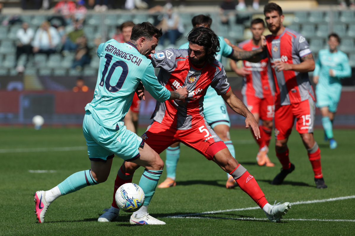 Kemenangan Dramatis Bologna di Markas Cremonese Dihiasi Dua Kartu Merah