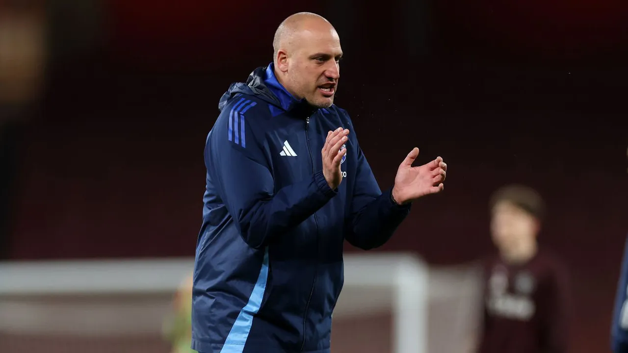 Adam Lawrence Buka Suara Soal Kontraknya di MU U21