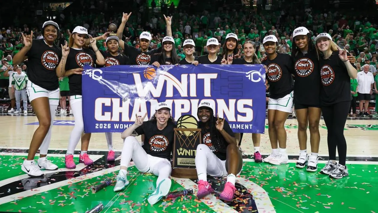 Para pemain Marshall Thundering Herd berpose setelah menjuarai Women's National Invitation Tournament 2026. (Foto: AP)