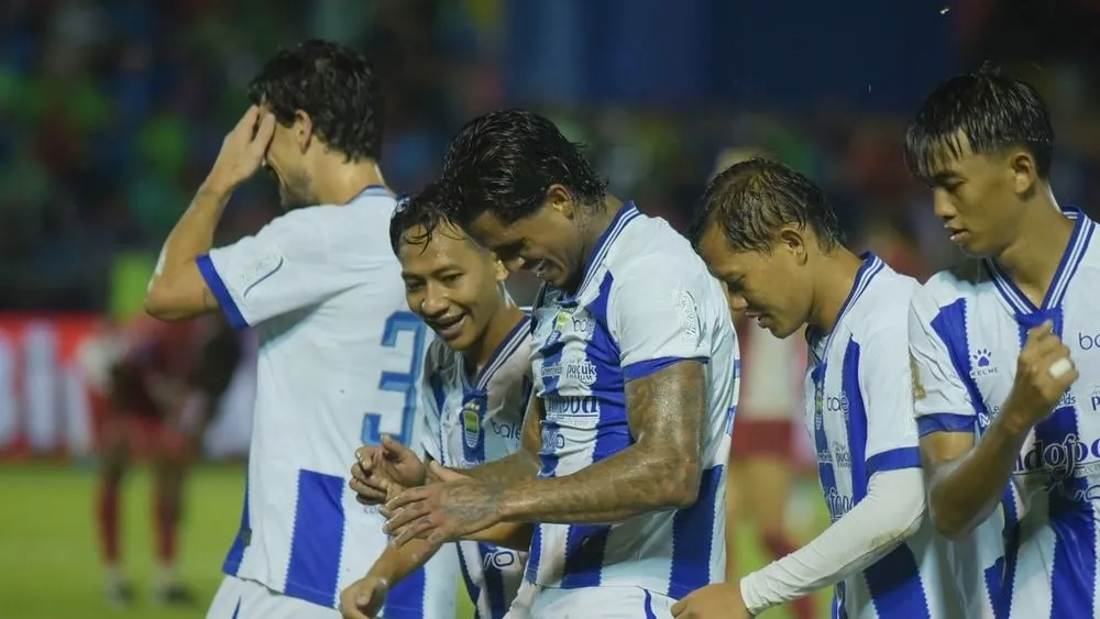 Persib Raih Poin Krusial di Kandang Semen Padang, Bekal Hadapi Sisa 8 Laga - sumber: (ileagueid)