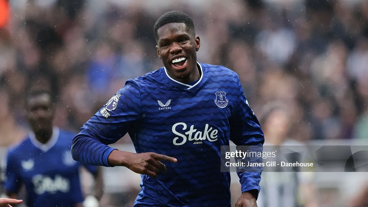 Thierno Barry Ditekan Fans, Everton Tetap Bela dan Dukung