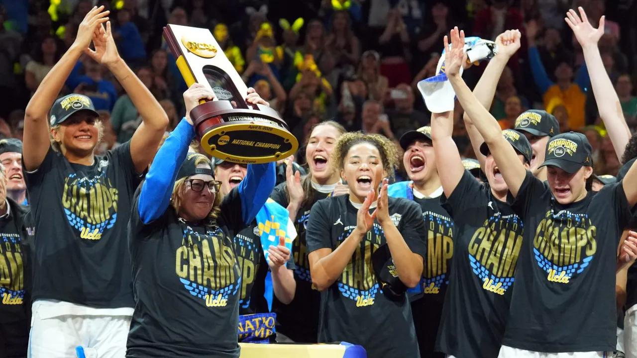 Pelatih Cori Close dan para pemain UCLA Bruins mengangkat trofi juara NCAA putri 2026. (Foto: AP)