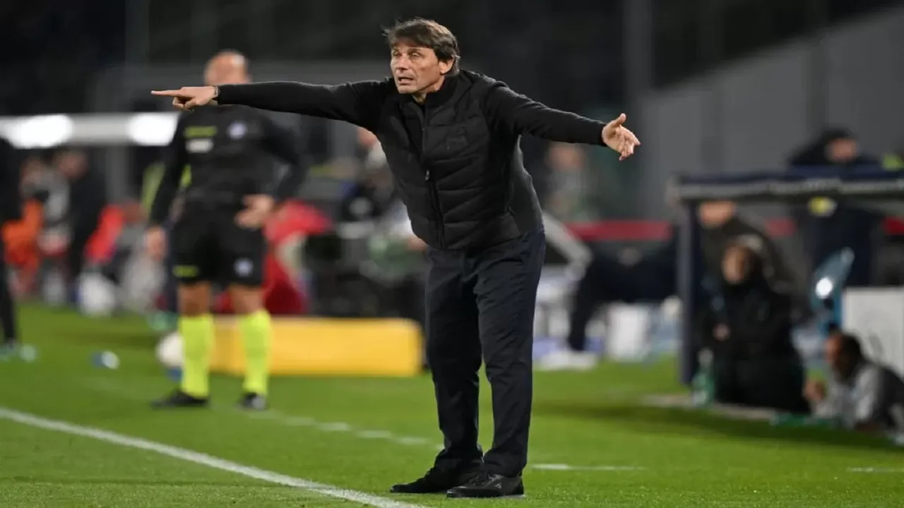 Antonio Conte belum menyerah mengejar titel Scudetto musim ini, setelah Napoli menang 1-0 atas AC Milan di lanjutan laga Serie A dini hari tadi (7/4) / via Getty Images