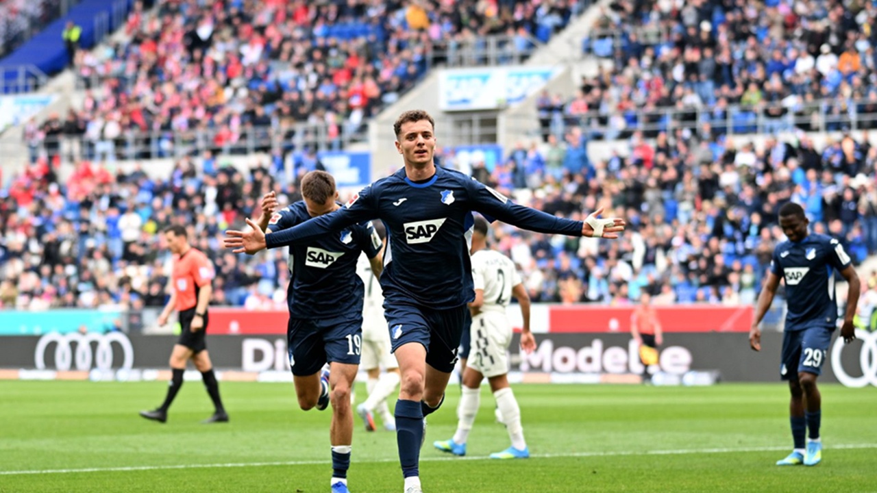 Fisnik Asllani Tanggapi Rumor Ketertarikan Barcelona