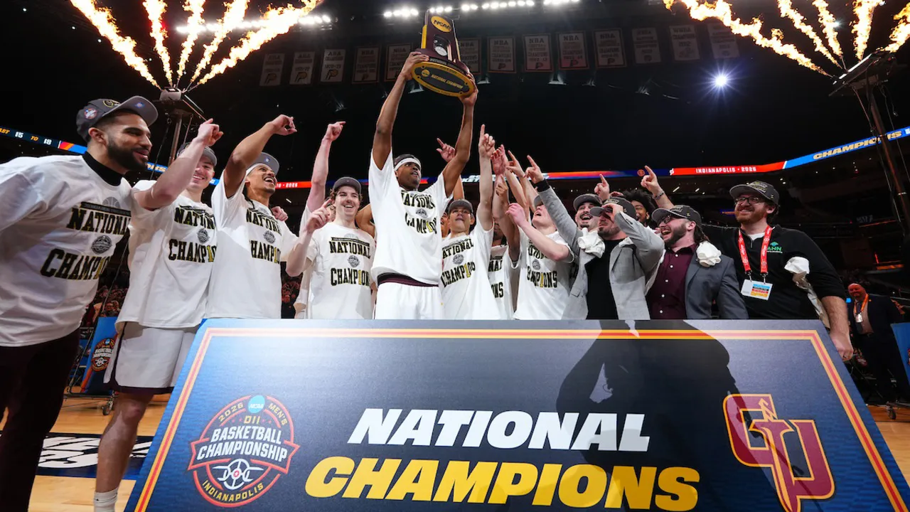 Para pemain Gannon Golden Knights melakukan selebrasi setelah menjuarai Divisi II NCAA Putra 2026. (Foto: AP)