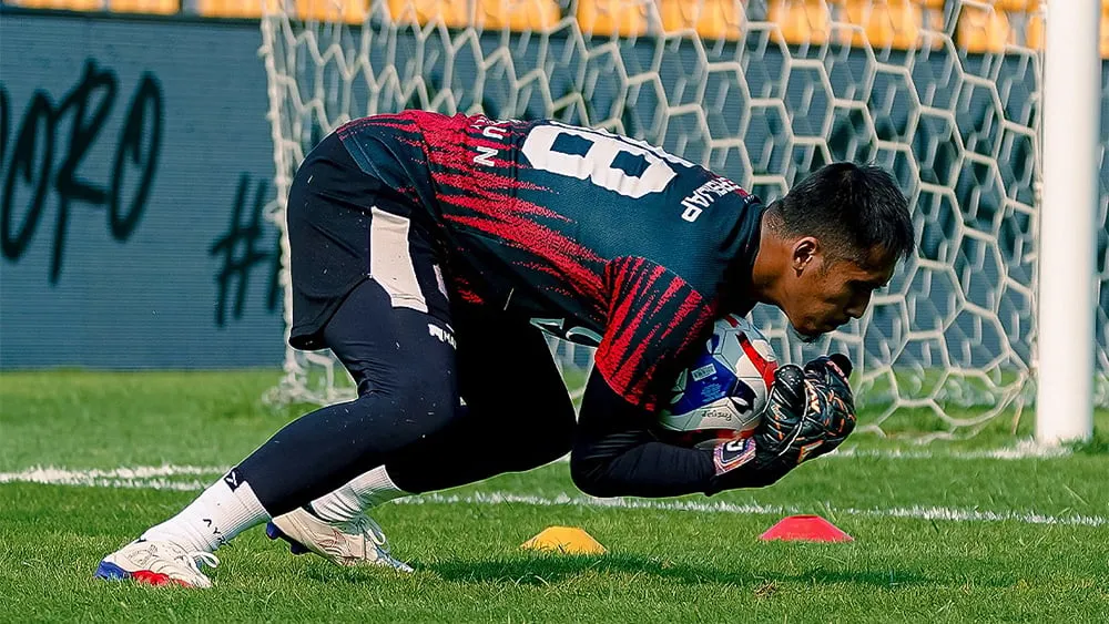 Sendri Johansah Semakin Termotivasi Usai Gagalkan Penalti Persik - sumber: (ileagueid)