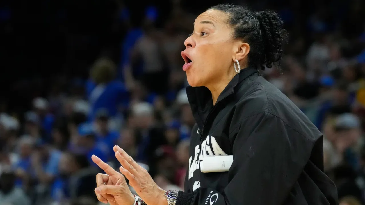 Pelatih South Carolina Gamecocks, Dawn Staley, mengakui timnya berada di bawah tekanan untuk terus menang. (Foto: AP)