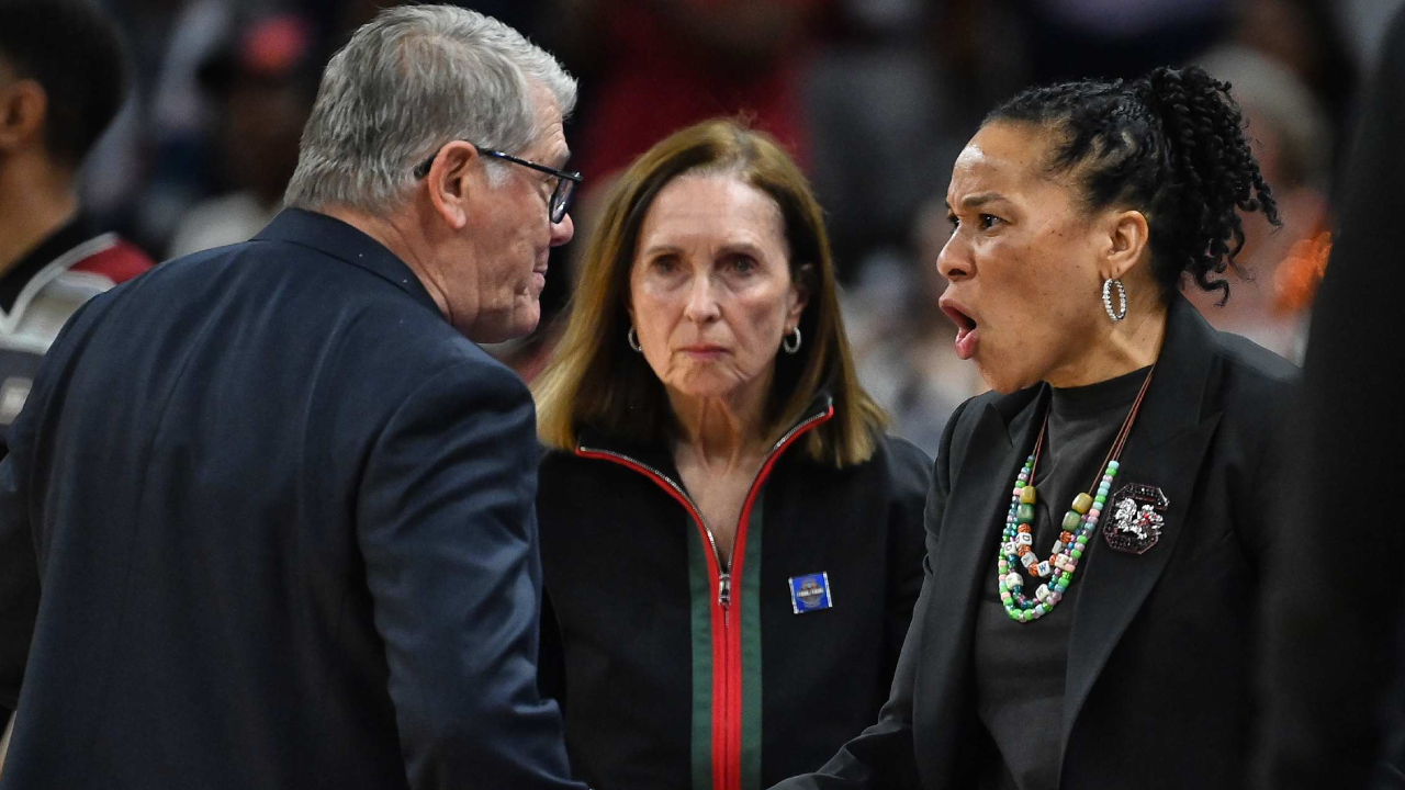 Dawn Staley Minta Publik Lupakan Konflik Dirinya dengan Geno Auriemma