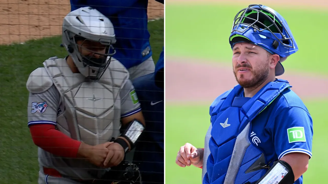 Alejandro Kirk terkena foul tip yang mengenai tangan kirinya saat bertugas sebagai catcher menghadapi White Sox. (Foto: AP)