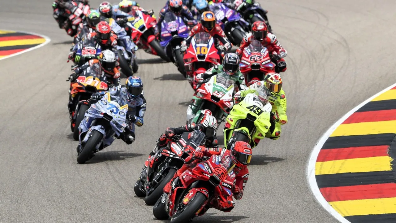 Marc Marquez memimpin balapan MotoGP Jerman 2025 di Sirkuit Sachsenring