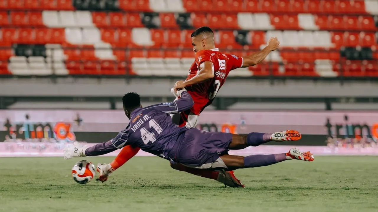 Penyerang Bali United, Boris Kopitovic di laga kontra PSBS Biak