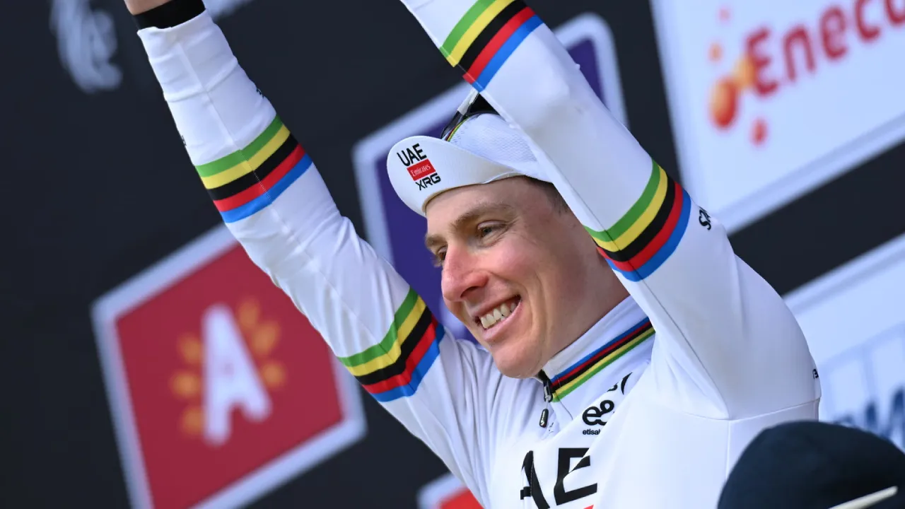 Tadej Pogacar termasuk dalam kelompok pembalap yang kini diselidiki otoritas setempat karena diduga menerobos lampu merah di perlintasan kereta api. (Foto: AP)