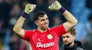 Cari Penerus Emiliano Martinez, Aston Villa Bidik James Trafford dari Manchester City
