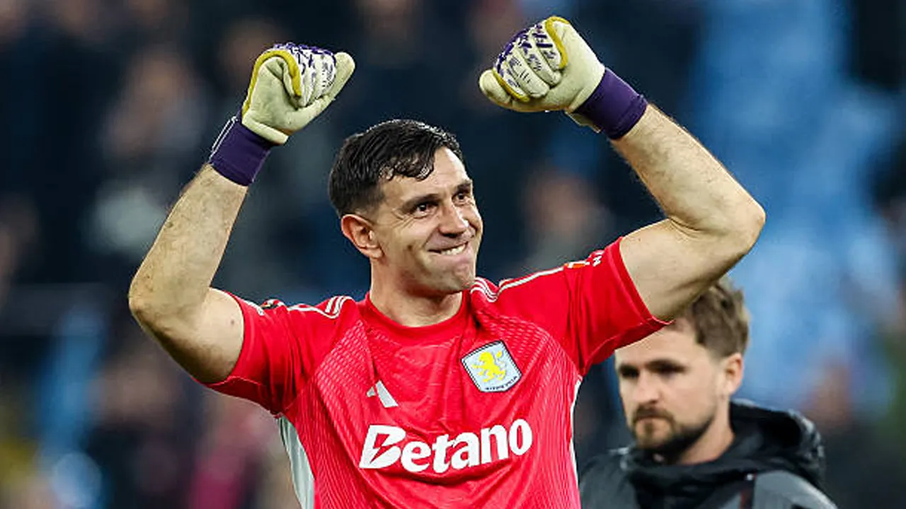 Cari Pengganti Emiliano Martinez, Aston Villa Pertimbangkan James Trafford dari Manchester City