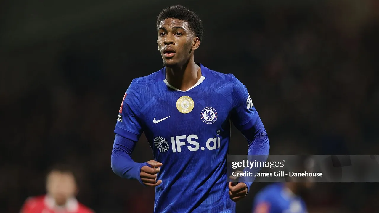 Chelsea Pertahankan Josh Acheampong Meski Incar Bek Baru
