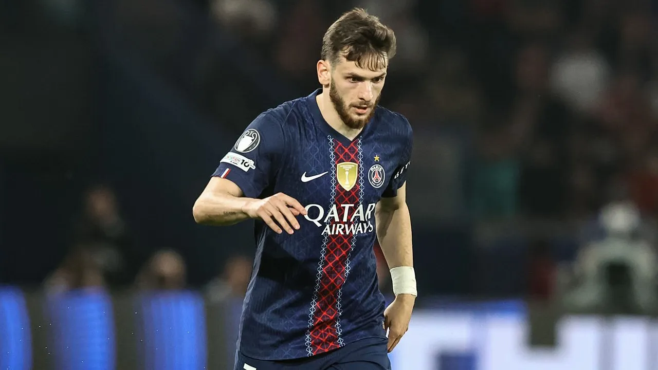 Khvicha Kvaratskhelia: PSG Seharusnya Bisa Bantai Liverpool
